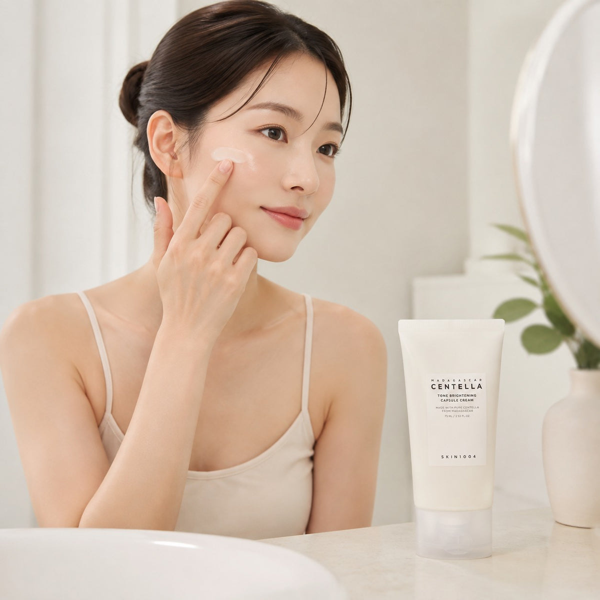 SKIN1004 — Crema iluminadora con cápsulas y centella de Madagascar · 75 ml
